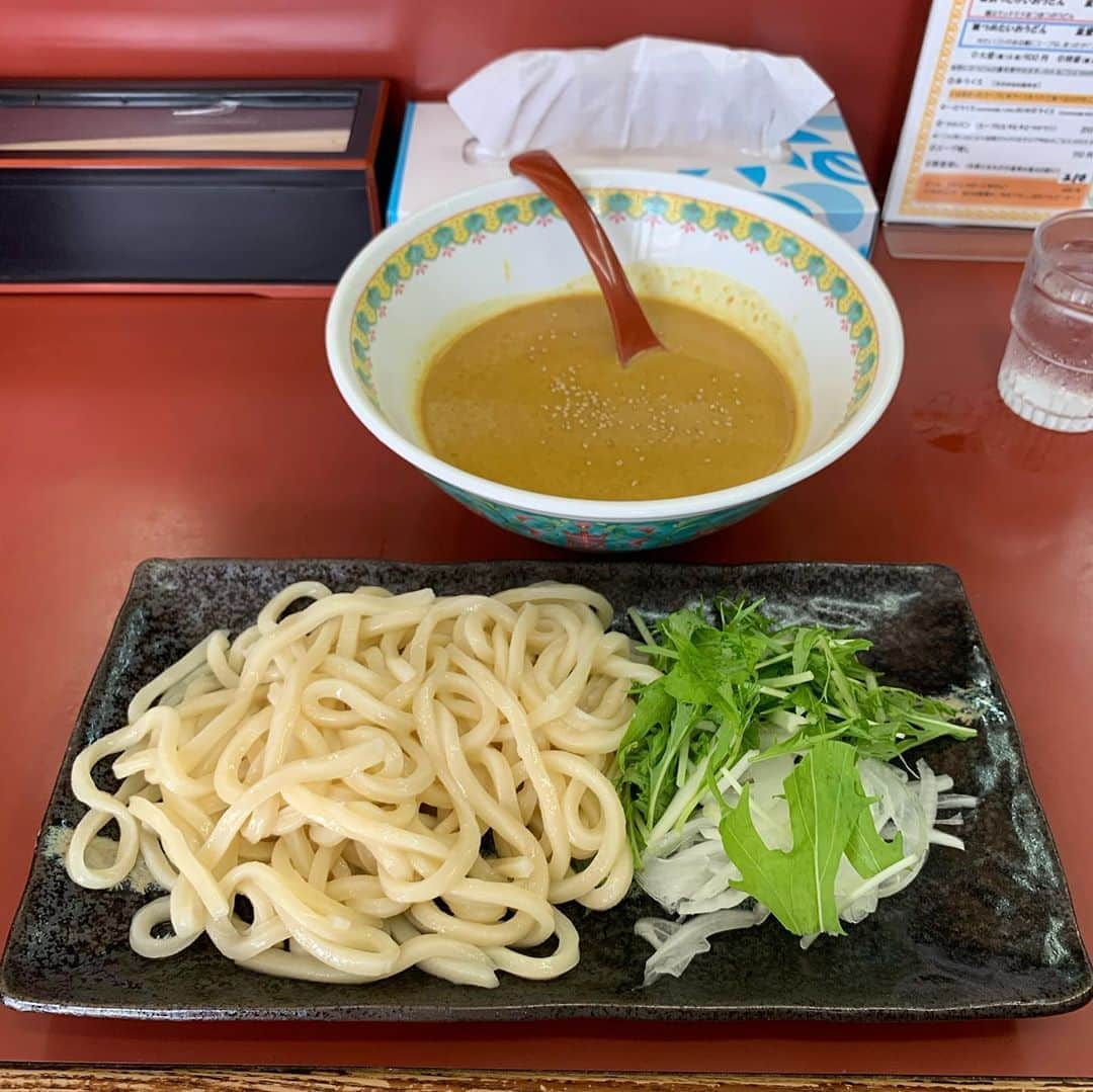 くろさんのインスタグラム写真 - (くろInstagram)「🍜 本日のランチは相模原のカレーうどん咲々で、つめたいおうどん🥢 ちょー久々に来ました。カレーうどん専門店です。 様々な配置で撮ってみたけどビジュアル的には映えませんが相変わらず旨しです😋 知らない間に店舗前が自転車道になって路駐が出来ないようになっちゃったので裏手に5台分の駐車場が確保されておりました🅿️←詳しくは店舗オフィシャルHP参照 #カレーうどん咲々 #NoUdonNoLife #讃岐うどん #カレーうどん」8月10日 13時38分 - m6bmw