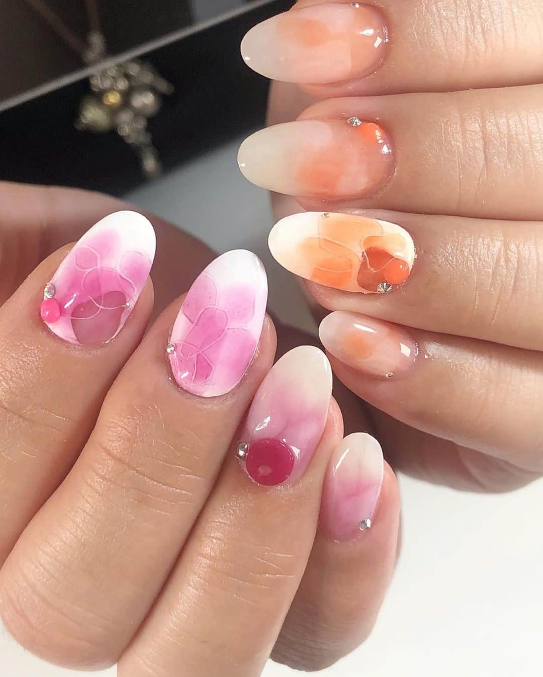 Mayu Ogawaさんのインスタグラム写真 - (Mayu OgawaInstagram)「ちぐはぐ 可愛い♡﻿ ﻿ とろ〜り♪ な水滴風ネイル🧼﻿ ﻿ このデザインがお気に入り頂いて﻿ 今年はピンクとオレンジでされました♪﻿ ﻿ 可愛すぎてうらやましなぁ〜〜♡﻿ ﻿ #水分 #水滴 #ちぐはぐネイル﻿ #夏ネイル #summernails﻿ #ジェルネイル #ジェルネイデザイン #ネイルアート ﻿ #mdanail #mdamayu﻿ #銀座ネイルサロン﻿ #東京ネイルサロン﻿ #ネイル #ネイルのある生活﻿ #ネイルアートがすき ﻿」8月10日 13時40分 - m_d_a