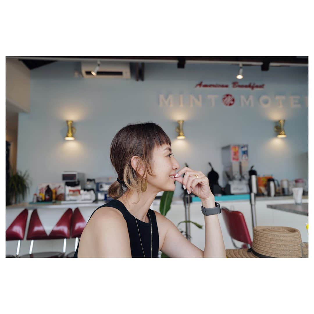 土井地恵理子さんのインスタグラム写真 - (土井地恵理子Instagram)「・ 福生の @mintmotel_tokyo は アメリカのモーテルの食堂のイメージで作られたそう。 ・ 可愛かったな〜 アメリカ気分満載🇺🇸 楽しい◡̈ ・ ・ #mintmotel #福生 #cafe #tokyo #近くのアメリカ #拓哉さんも来てたって盛り上がる」8月10日 13時45分 - ericodoiji