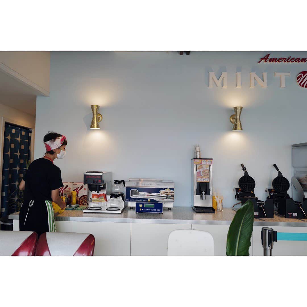 土井地恵理子さんのインスタグラム写真 - (土井地恵理子Instagram)「・ 福生の @mintmotel_tokyo は アメリカのモーテルの食堂のイメージで作られたそう。 ・ 可愛かったな〜 アメリカ気分満載🇺🇸 楽しい◡̈ ・ ・ #mintmotel #福生 #cafe #tokyo #近くのアメリカ #拓哉さんも来てたって盛り上がる」8月10日 13時45分 - ericodoiji