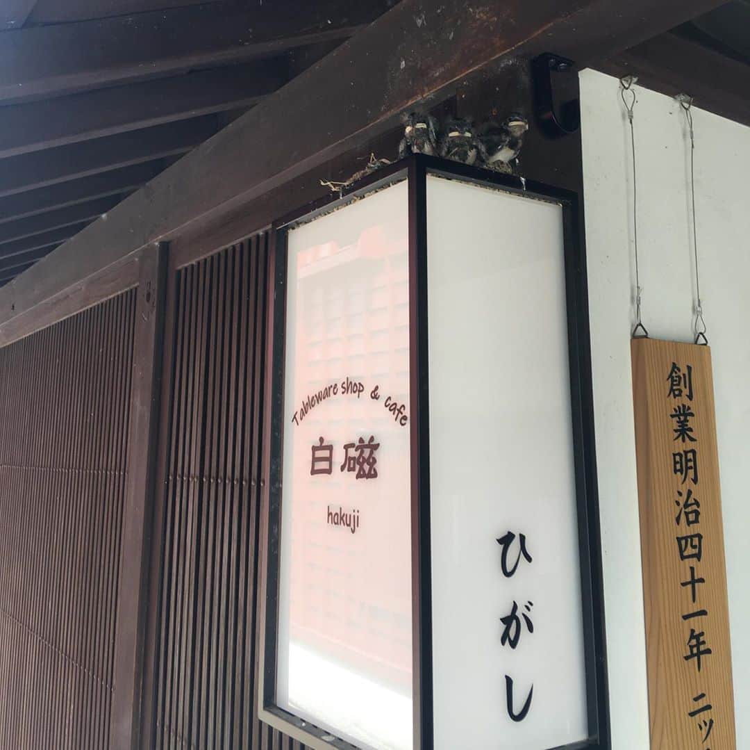 増山敬子さんのインスタグラム写真 - (増山敬子Instagram)「金沢といえば、まず訪れたい場所は、 #ひがし茶屋街 美しい出格子と石畳が続く古い街並みは江戸時代そのままの建物が残っていて、国の重要伝統的建造物群保存地区なんだって。 風情ある街並みの中で買い物や食事を楽しむこと昔ながらの茶屋街では、着物のレンタルを利用して街歩きを楽しむ方たちも多いそうですよ！ * お写真撮った場所がとても人気のある場所と言うことなので是非行ってみてね！」8月10日 13時48分 - keikomasuyama
