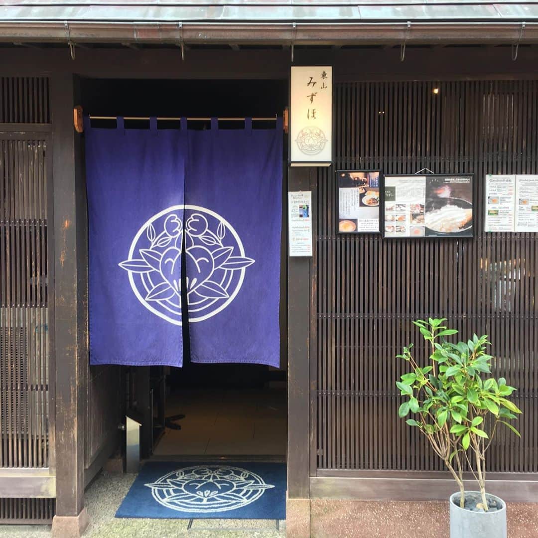 のインスタグラム：「金沢といえば、まず訪れたい場所は、 #ひがし茶屋街 美しい出格子と石畳が続く古い街並みは江戸時代そのままの建物が残っていて、国の重要伝統的建造物群保存地区なんだって。 風情ある街並みの中で買い物や食事を楽しむこと昔ながらの茶屋街では、着物のレンタルを利用して街歩きを楽しむ方たちも多いそうですよ！ * お写真撮った場所がとても人気のある場所と言うことなので是非行ってみてね！」