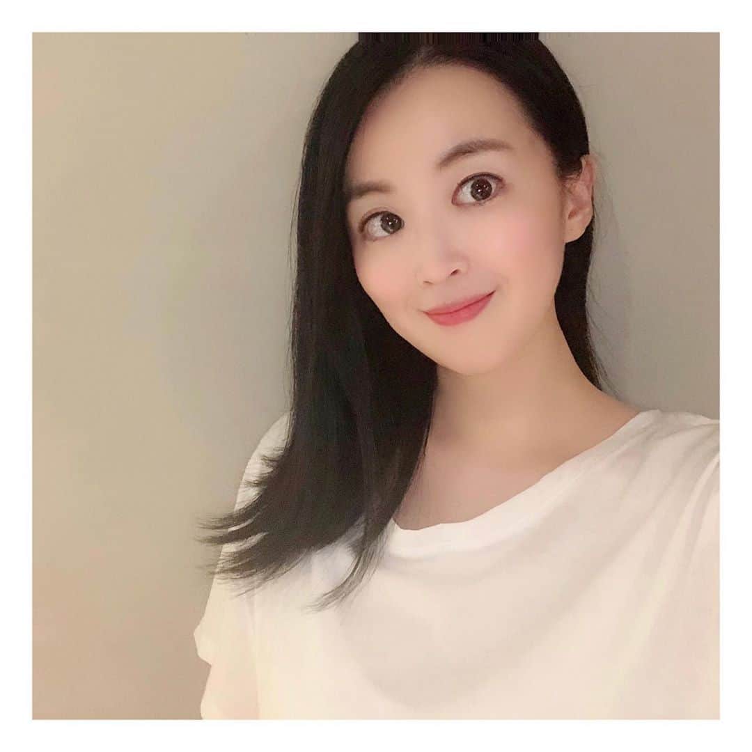 カン・ハンナのインスタグラム：「・﻿ ﻿ ﻿ 気付いたら8月。﻿ ﻿ ﻿ 私は変わりなく短歌を詠む、研究論文を書く、コラムなどの執筆をする、番組に出演するという生活を送っています。﻿ ﻿ ﻿ そして大きく変わったのは、新しい挑戦への準備でどんどん忙しくなってきていることと、また今までとは違う形の書きたいものが現れてきたことです。﻿ ﻿ ﻿ どんな状況でも挑戦を続けることにします。コロナが長引き、母への恋しさが増してくる日々ですけど、今日も明日も誇らしい娘でいられますように😌✨　﻿ ﻿ ﻿ ﻿ ﻿ #気付いたら夏﻿ #気付いたら韓国に帰れなくて半年﻿ #어디에있든자랑스런딸이될게요 ﻿ ﻿ ﻿ ﻿」
