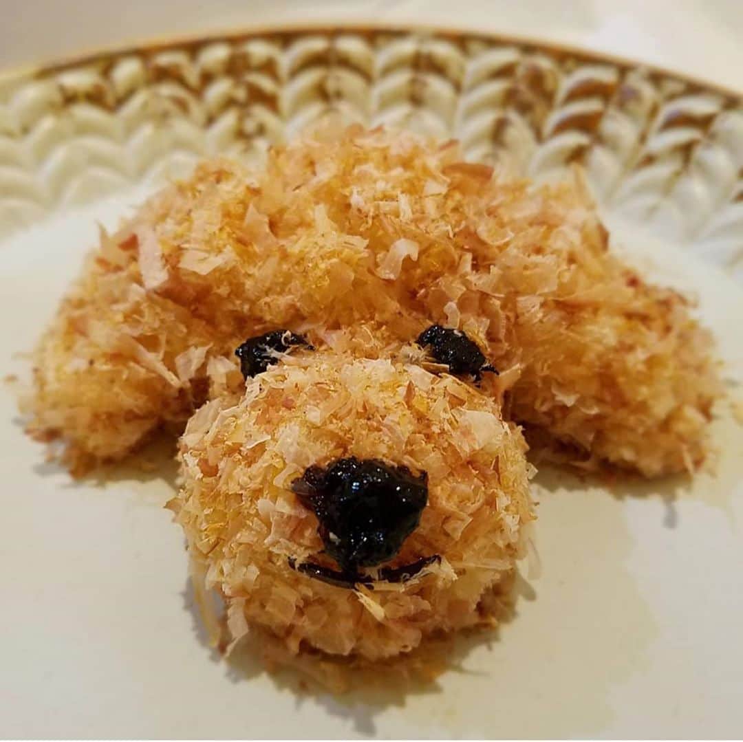 にんべん　おだしでキレイ習慣さんのインスタグラム写真 - (にんべん　おだしでキレイ習慣Instagram)「こんにちは🌞﻿ 今日は @tsuji.aya さんの投稿をご紹介します🐟✨﻿ にんべんの #フレッシュパック を使って、可愛らしいトイプードルおにぎり🍙を作ってくださいたした🐶🐩💕﻿ かつお節のモフモフ感がリアルですね😆💓﻿ ﻿ .﻿ .﻿ .﻿ ﻿ ﻿ かつお節を使ってトイプードルおにぎりを作ってみました🐶🍙﻿ ﻿ 私は普段デコ系をやらないのだけれど、せっかくならちゃんと味も美味しいの作りたいと思って、@ninben.dashiambassador でアンバサダーを務めている@ninben_1699 のかつお節フレッシュパックソフトを使って作ってみました✨﻿ 何となくで作り始めたら想像以上に可愛いくて、トイプーとか飼ってないけどワンちゃん飼ってる友達に写真送って貰っていろんなワンちゃんで作ろうかなーと思い始めた程😅﻿ ﻿ 可愛くて食べられないでいたら、娘が帰宅して「あっカワイーね❗美味しそー‼️うん、美味しー♥️」って一瞬でした😂﻿ ﻿ 醤油×おかか×海苔佃煮×昆布佃煮で、見た目だけじゃない安定の美味しさ✨よしまた作ろ🎵﻿ ﻿ 作り方とっても簡単☺️﻿ ①炊いたご飯適量にお醤油をまぶして、ベースの茶色っぽいご飯を作ります(面倒くさい人は白いままでも😁)。﻿ ②２つにわけてラップに包んで、丸っこい顔の部分と垂れ耳の部分を形作ります。ラップを外してドッキングさせてワンちゃんの形にします。﻿ ③た～っぷりのかつお節を全体にまぶします。﻿ ④海苔の佃煮を丸めてお鼻やおめめにします。口は昆布の佃煮で💋﻿ ⑤細かいところをお箸の先等使って整えたら完成✌️﻿ ﻿ #トイプードル﻿ #トイプードル好きな人と繋がりたい﻿ #いつかのトイプードルヘアもまたやりたいけど自分じゃ無理だろうなぁ﻿ #トイプードルおにぎり﻿ #おかかおにぎり﻿ #かつお節おにぎり﻿ #デコおにぎり﻿ #フレッシュパック﻿ #にんべん﻿ #にんべんだしアンバサダー﻿ #だしのある生活﻿ #夏のおだしごはん﻿ #器は﻿ #金秋酒井製陶所﻿ ﻿」8月10日 13時53分 - ninben.dashiambassador