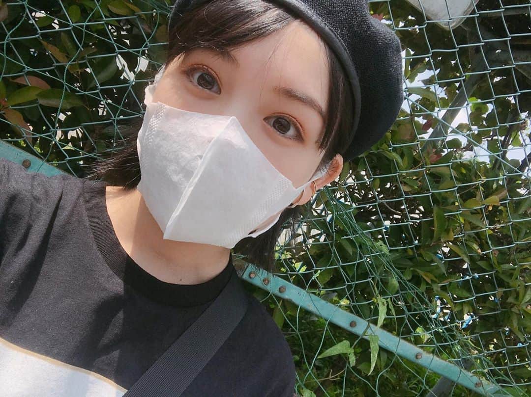 田上真里奈のインスタグラム：「太陽に当たってないとねー フェンス葉っぱで写真撮りがち」