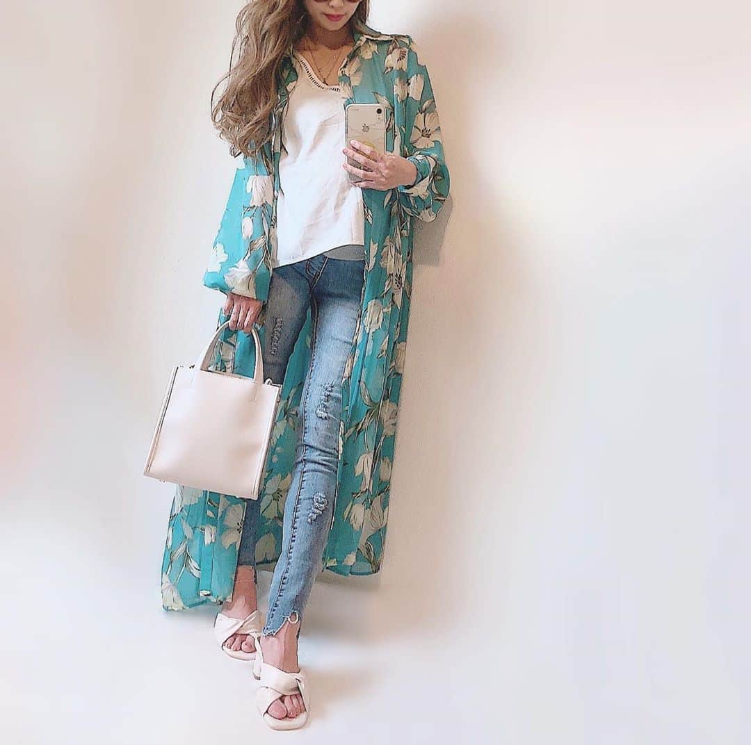 さっぴちゃんのインスタグラム：「... ⑅ 𝐶𝑜𝑑𝑒 ... ... . 妊娠中🤰🎀分かる通りに脚もむちむち🦵𓂂 . あかりの時は+16kg、今回は+10kg太って あと残り4kg𓃟𓂂  今は脚と言うより二の腕が テンション下がるくらいむっちり...😭𓂂 . 上の子より赤ちゃんの長時間抱っこの方が 変に筋肉つくし、猫背になるから上半身の むくみ方が尋常じゃない🤗𓂂タスケテ〜🤗𓂂 . 昔から見てくださってるフォロワー様は そのシャツワンピいつまで着てるの？？？って 思っていることでしょう🤗(笑) き、、きっと来年も着てます←気に入りすぎ🤣 . . ………………………………(♡)……………………………… .」
