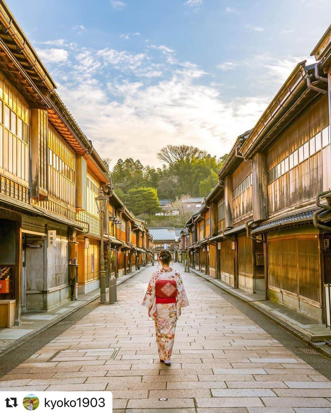 金沢着物レンタルshop心結〜kokoyui〜のインスタグラム：「素敵なお写真ありがとうございます☺️💕 . シェアさせていただきます❣️ . ⚫︎金沢駅前 着物レンタル心結(ここゆい)  ⚫︎営業時間 : 9:00〜18:00 ⚫︎address : 金沢市本町1-3-39 ⚫︎tell : 076-221-7799 ⚫︎金沢駅から徒歩5分  ⚫︎コインパーキング補助あり  心結の着物一覧▶@kokoyui_kimono 振袖や袴はこちら▶@kokoyui_furisode 七五三やお子さんの着物はこちら▶@kokoyui753 .  #撮影 #兼六園 #東茶屋街 #21世紀美術館 #着物ヘア #ヘアセット #和服 #着物 #着物コーディネート #きもの #着物女子 #着物男子」
