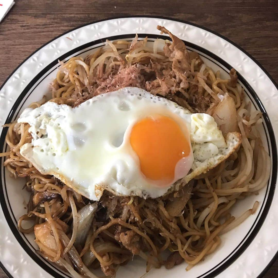 金戸覚さんのインスタグラム写真 - (金戸覚Instagram)「ソース焼きそば目玉焼きのっけてとか、タマゴサンドとか。深夜食堂ごっこが止まらない夏。」8月10日 14時07分 - kanetosatoru