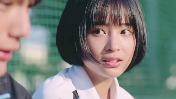 広瀬すずのインスタグラム：「懐かしすぎるな、、、 夏だなあーー  #シーブリーズ#CM まだこのころ高校生じゃん、、、若！！！！ #広瀬すず @suzu.hirose.official  #HIROSESUZU #ヒロセスズ #中川大志 #NAKAGAWATAISHI #ナカガワタイシ @taishi_nakagawa_official  #モデル#model  #女優#俳優 #actress#actor  #可愛い#かっこいい #CUTE#COOL  #写真#Photo#camera  #動画 #movie  #ナオトインティライミ @naotointiraymi_710」