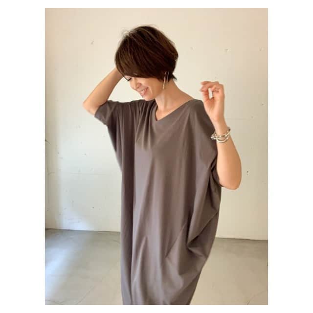 辺見えみりさんのインスタグラム写真 - (辺見えみりInstagram)「@shopch.jp  8/17.18発売のこちらはワンピースバージョン これ今日の私服ですが、サラサラした素材で気持ちがいい。速乾性もあります。カーディガンも上から着られる一枚です😌絶対におススメです！  #ショップチャンネル」8月10日 14時18分 - emiri_hemmi