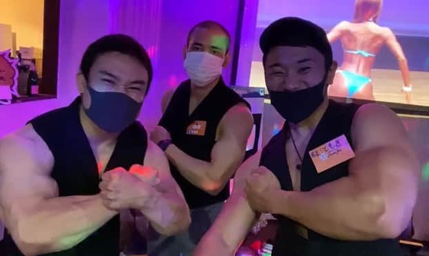 のインスタグラム：「こんにちは！ ・ 昨日もご来店誠にありがとうございマッスル💪 ・ 北新地マッスルバーは大阪府の新型コロナウイルス感染症防止ガイドラインを遵守しながら、お盆の期間も休まず営業しておりマッスル🙆‍♀️ ・ ただ、来店数を制限している為、来られる際はご予約、お席のご確認を宜しくお願い致しマッスル🙇‍♀️🙇‍♀️ ・ では、本日も19時よりお待ちしておりマッスル💪♫ ・ ーーーーーーーーーーーーーーーーーーーーー  北新地マッスルバー 大阪市北区堂島浜1-3-22 堂島タウン2F Tel:06-6344-8878  マッスルバーのブログ 北新地マッスルバーの筋肉生活 http://s.ameblo.jp/muscle-bar/  マッスルバーYoutube https://m.youtube.com/channel/UCSPbrv11kZU-I6NkllH489Q  #おはよう朝日、#あさパラ、#よーいどん、#エンカメ、等 ーーーーーーーーーーーーーーーーーーーーー #イケメン #マッチョ #筋トレ #北新地 #マッスルバー #スポーツバー #プロレス #総合格闘技 #ボディビル #フィジーク #ベストボディ #SSA #NPCJ #ワークアウト #トレーニング女子 #アルプロン #プロテイン #マイプロテイン #ifbb #shredded #インスタ映え」