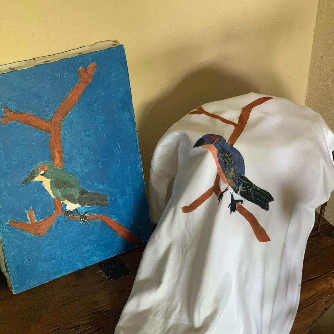 クリス智子さんのインスタグラム写真 - (クリス智子Instagram)「息子@アトリエで、毎夏、Tシャツを作ってくるのですが、今回は、前に描いた鳥の絵を使ったよう。色が少し違うバージョンも面白い。  140cmサイズで作ってきたので、強引に私も着られそうと思いましたが、鳥が太って種類が変わりそうなので、💧控えようと思います。  #鳥の油絵に花はまだ咲いていません #息子創作シリーズ」8月10日 14時20分 - chris_tomoko