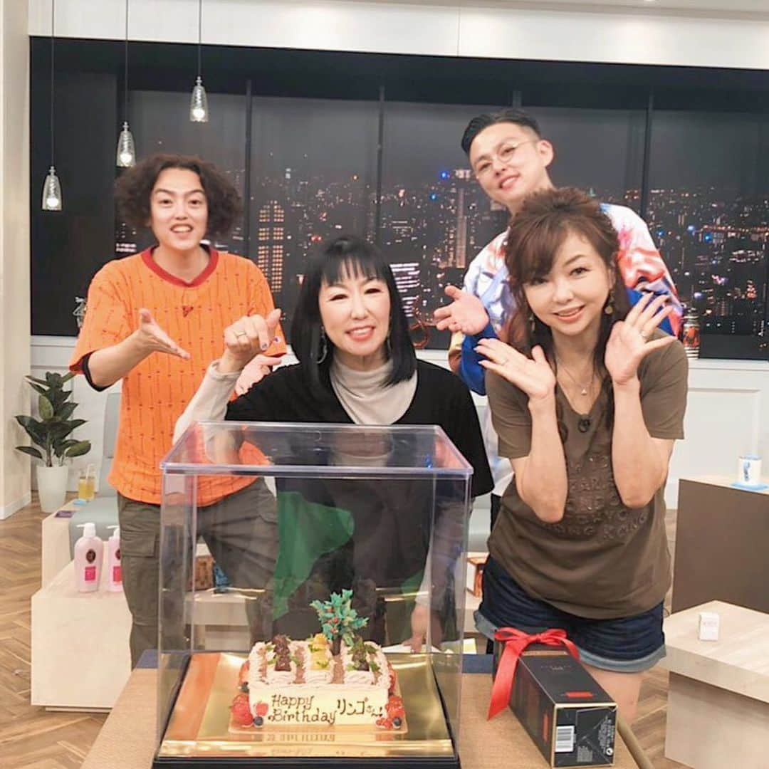 モモコさんのインスタグラム写真 - (モモコInstagram)「リンゴ、誕生日でした㊗️ 三つお姉さんやけど、改めて歳を重ねたなーとびっくり‼️ いつまでも若く元気に走り続けたいです❗️  明日は、CBCの「チャント！」に出演します😊東海地方の皆様、よろしくお願いします。  昨日アップしたYouTubeは、ステイホーム中でやっていた事です。是非見てね✨  #ハイヒールモモコ #👠 #👠🍑  #CHANEL #シャネラー #グルメ #アメブロ  #YouTube #モモコ新聞 #ステイホーム #ハイヒールリンゴ #誕生日 #オーダーメイドケーキピカソ　 #CBC #チャント!」8月10日 14時21分 - highheel_momoko