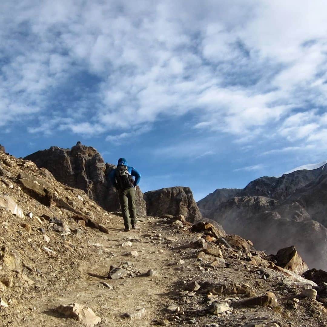 山下晃和さんのインスタグラム写真 - (山下晃和Instagram)「【MOUNTAIN】山の日にもう1つ。 こちらはNepalのポカラから上がったThorong-La pass。  南米Perùのコルカ渓谷で4,300m上がったのが人生最高峰（歩きでは）で、それより1,000m高い標高5,416mはかなりキツく、高山病になりました。頭痛、吐き気、体温低下となかなかでしたが、相棒のおきもっくんはさらに酷かった。  それでも峠の先の High camp（4,800m）まで行き一泊しました。そこで、おきもっくんは寝たきりになってしまい、自分も記憶が曖昧に。  アンナプルナサーキットはいつかリベンジして、次回は記憶に残るような体力をつけて、登りたいです。  #山の日 #thorongla #thorong #trekking #トレッキング #縦走登山 #camp #nepal #pokhara #पोखरा #camping #trekking #トロンラパス #トロンパス #登山 #アンナプルナサーキット #アンナプルナ #背中が重い #身体も重い #登山 #海外遠征 #keenambassador #keenjapan #目的のない旅展」8月10日 14時35分 - travel_akikazoo