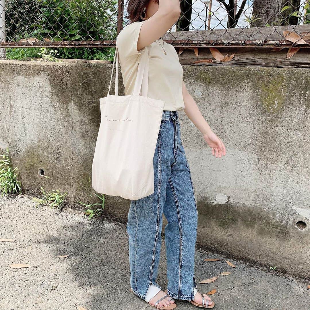 のインスタグラム：「・ ・ プチプラコーデ ・ ユニクロとGUはコスパの神ですね ・ tops @uniqlo  denim @gu_global  shoes @sesto_shoes  bag @yuns__official  ・ ユニクロのクルーネックTシャツはカラー展開も沢山あって可愛いしめちゃくちゃ使えるから4枚持ってる笑 ・ ・ ・ #fashion #code #gu #tops #夏コーデ」