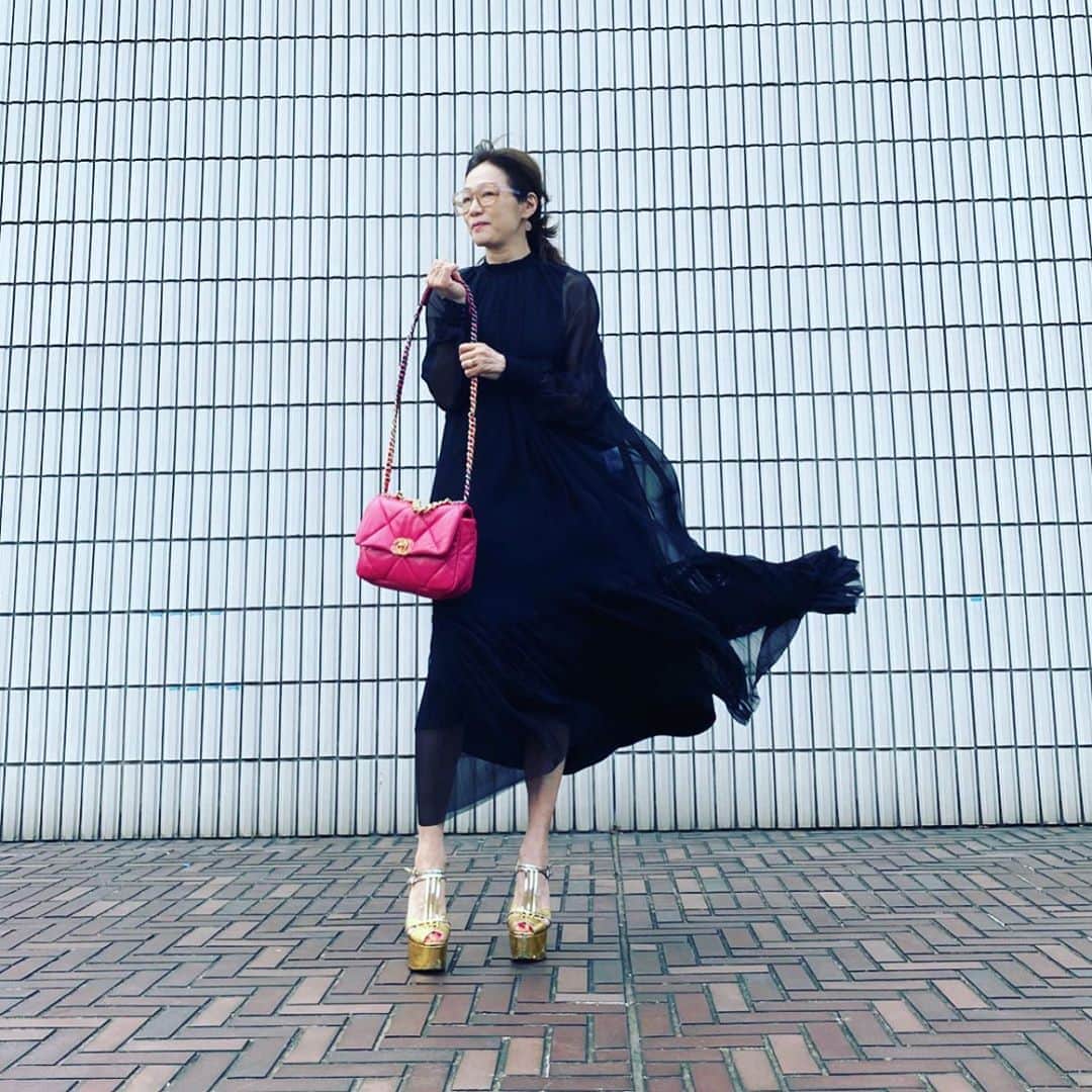 田中杏子さんのインスタグラム写真 - (田中杏子Instagram)「フェラガモの黒ワンピに、HYKEの黒シースルーワンピを重ねて、ピンクの小物でコーディネート。CHANELのバッグ、JINSのアイウェア、サントロペで買ったムーンストーンのピアス。PRADAのサンダルで華やぎを添えて。 . . #numerotokyo  #私服コーデ #akotanaka」8月10日 14時33分 - akoakotanaka