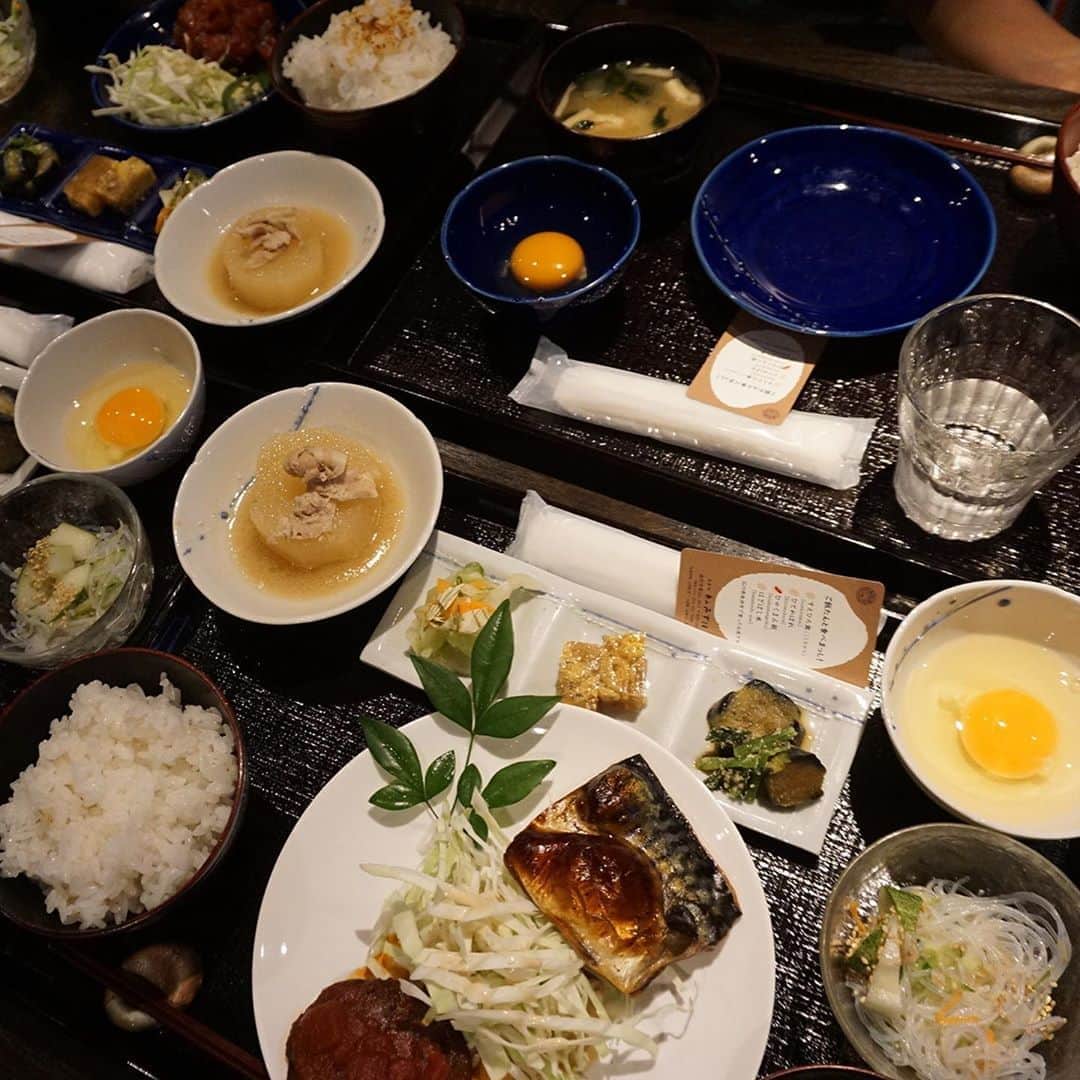 のインスタグラム：「ひがし茶屋街にある * #東山みづほ * 石川県産の厳選された土鍋と石川県産米のふっくらご飯と おいしいおばんざいの定食が食べれる 東山みづほ. デザート能登野菜のプディングと食後のお飲み物付きこんなにボリュームがある贅沢ランチが1850円！ひゃぁー、東京じゃ考えられないです💦 っていうお食事が金沢では普通に食べれてしまうのが贅沢です。のどくろ定食も気になりました^_^」