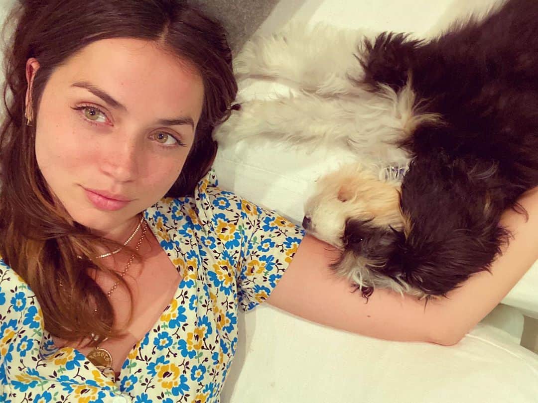 アナ・デ・アルマスのインスタグラム：「Sunday」