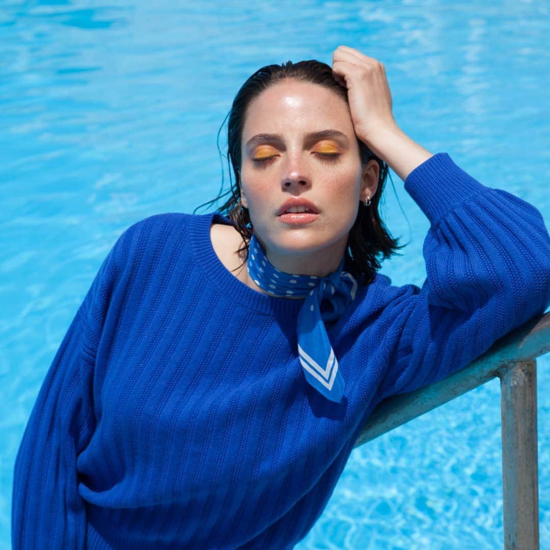 ベンシモンのインスタグラム：「Plein soleil ☀️  Vos plus beaux looks d'été sont en solde jusqu'à demain sur le site, c'est le moment d'en profiter ! 🌊 Et pour fêter les vacances on a décidé de vous gâter : profitez de -10% supplémentaires avec le code SUMMER10 en ligne et dans nos boutiques ! 💙 ​🇬🇧 Full sun ☀️  Your best summer looks are on sale until Tuesday on the site, it's time to enjoy them! 🌊 And to celebrate the holidays we have decided to spoil you: all weekend enjoy an extra -10% with the code SUMMER10 online and in our shops! 💙 ​#bensimon #bensimoncollection #mode」