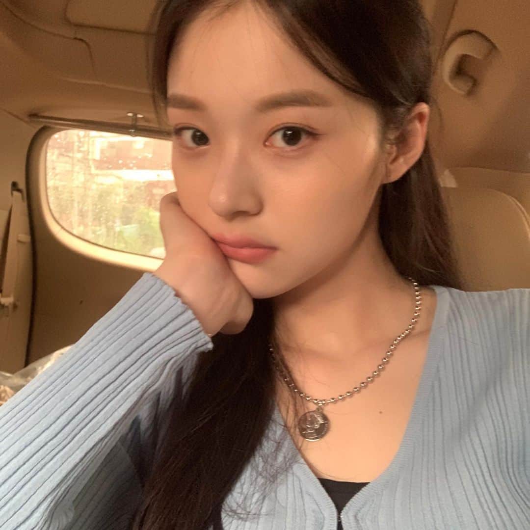 シン・ドヒョンのインスタグラム：「셀카를 올려달라고 하셔서 한 번 찍어보았는데요....」