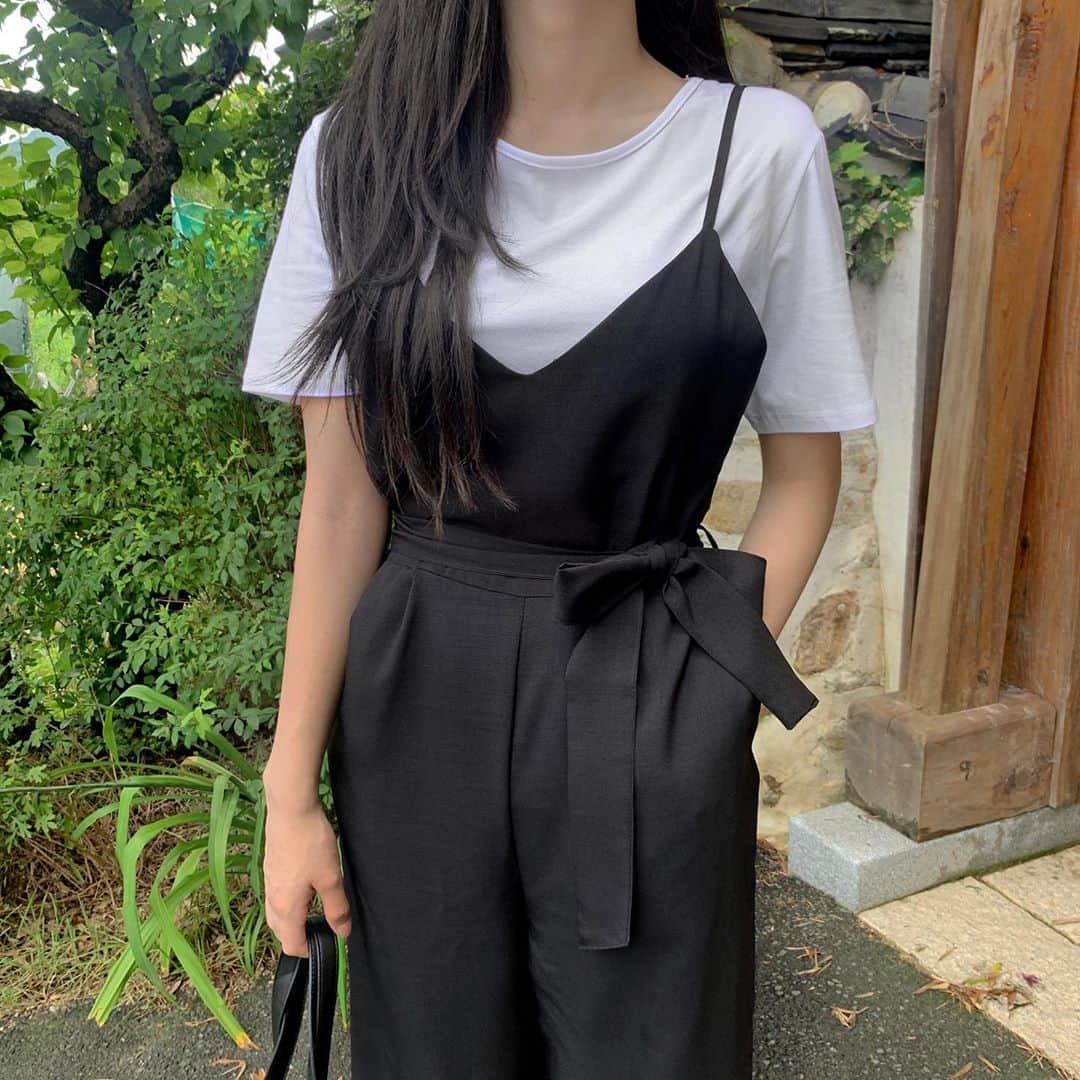 HOTPING公式アカウントさんのインスタグラム写真 - (HOTPING公式アカウントInstagram)「- ウエストの大きなベルトリボンが魅力的なオールインワン🐕‍🦺  キャミデザインで女の子らしいお洒落コーデの完成🧚🏻‍♂️🎶  ワイドなパンツラインでキレイなレッグラインで着用できちゃいます🖤  -  #オールインワン#キャミ#ブラック」8月10日 15時09分 - hotping_japan