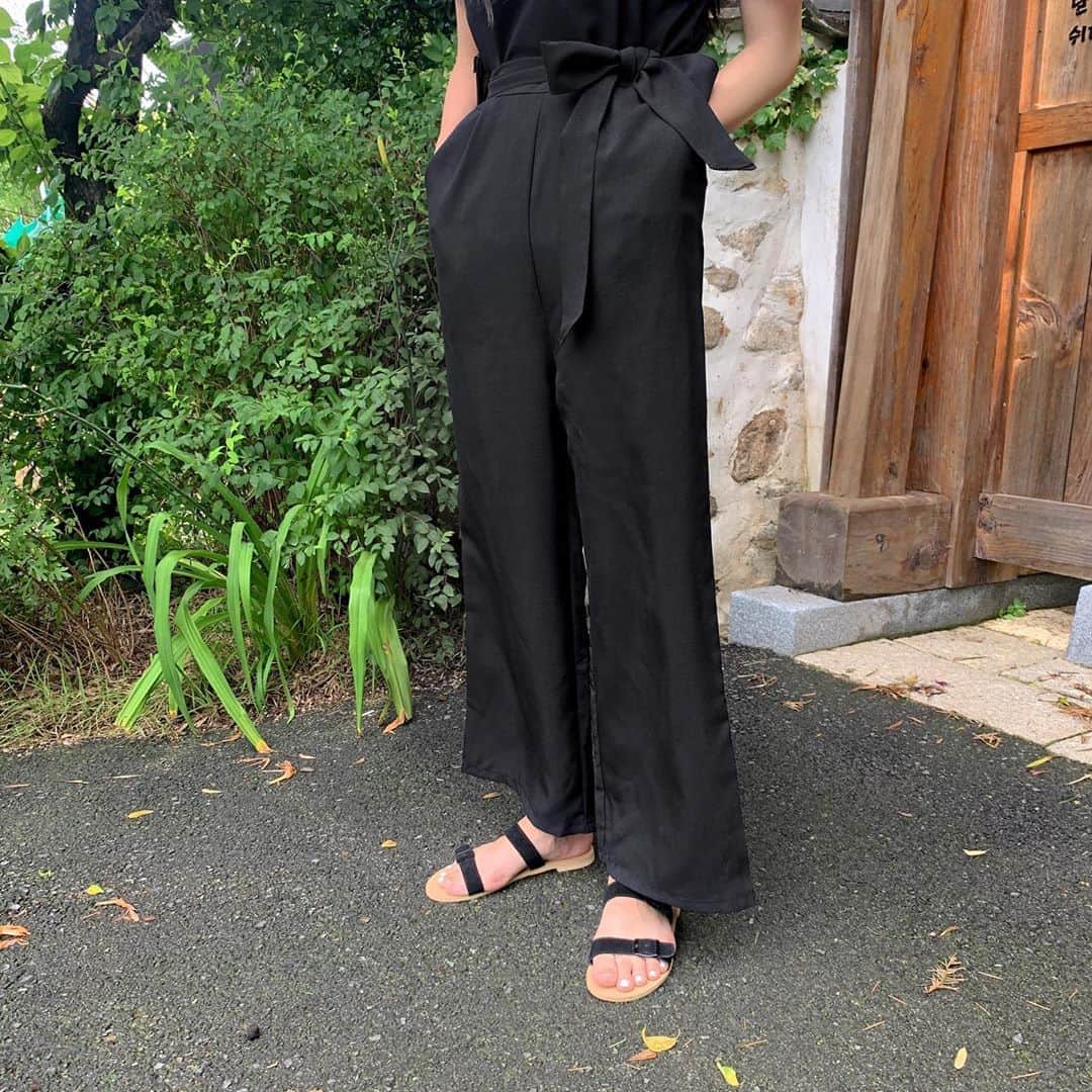 HOTPING公式アカウントさんのインスタグラム写真 - (HOTPING公式アカウントInstagram)「- ウエストの大きなベルトリボンが魅力的なオールインワン🐕‍🦺  キャミデザインで女の子らしいお洒落コーデの完成🧚🏻‍♂️🎶  ワイドなパンツラインでキレイなレッグラインで着用できちゃいます🖤  -  #オールインワン#キャミ#ブラック」8月10日 15時09分 - hotping_japan