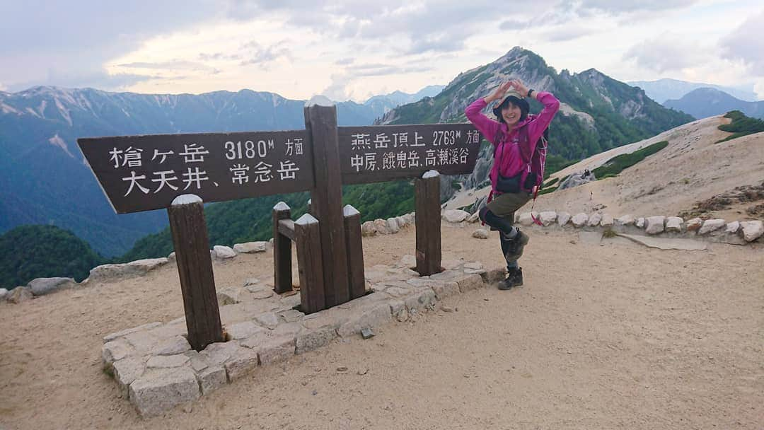 桜花さんのインスタグラム写真 - (桜花Instagram)「今日は山の日🗻🗻🗻🌷  今年はオリンピックの関係で8/10ですが  本来は『山っていいね！』の8/11🗻🌷  めったにない8/10の山の日を ハッとするほど楽しみマウンテン！🗻🌷  #山の日  #山登り  #山歩き #mountain  #mountains #tracking  #山歩き  #山が好き #山の日アンバサダー」8月10日 15時06分 - mountainohka