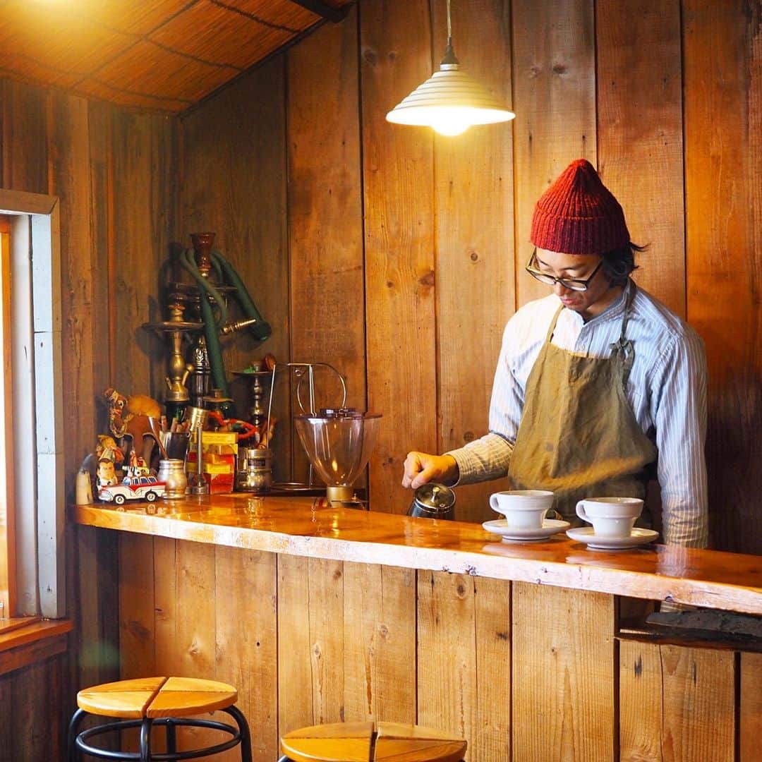 手紙社さんのインスタグラム写真 - (手紙社Instagram)「【GOOD MEETING＜本日開催＞：北海道でお店をはじめたい方、必見の番組です】 自然豊かな北海道・富良野でカフェとゲストハウス、そして季節の野菜を作るのはcafeゴリョウの澤井雅樹さん。北海道に移り住み14年以上になる澤井さんと一緒に、北海道への移住を考えるみなさんの様々な疑問に応えていく番組がこちら！　広大な自然、美味しい食べ物、温厚な人々など、魅力たっぷりの北海道について余すことなくお話ししていきます。第3回目のテーマは北海道で「長く仕事を続けていくには」。田舎と呼ばれる土地で、たくさんの人に愛され続けるお店作りの秘訣を澤井さんと語り合いましょう！　ぜひ北海道でやりたい仕事や夢のイメージを共有して、理想に一歩近づきましょう。  ◎第3回 ：仕事の話（応用編）／北海道で長く仕事を続けていくには  ＜cafeゴリョウ・澤井雅樹「第3回 北海道で暮らしたい！」開催概要＞ 日時：8月10日（月）20:00〜21:30 定員：10名 参加費：一般 ¥1,500（税込）/ 部員 ¥1,300（税込）  申込み：受付中／本日19:00まで  ▶︎詳しくは「@tegamisha」プロフィールのハイライト「GOOD MEETING」より公式サイトへ！　 CALENDERより「8/10（月）20:00〜『北海道で暮らしたい！』」をチェック！  ◎GOOD MEETINGってどんな場所？ 手紙社が敬愛する作り手やお店のオーナー、書き手やパフォーマー、あらゆるジャンルの気になる方々をナビゲーターにお迎えして、Zoom上で講座やワークショップ、部活動的な集い、暮らしにまつわる情報交換を行う場です。  #手紙社#手紙舎#tegamisha#GOODMEETING#グッドミーティング#zoom#zoomレッスン#zoom講座#オンライン講座#オンラインイベント﻿#オンライン﻿#オンライン配信#オンライン開催#オンラインレッスン#リモート#cafeゴリョウ#澤井雅樹#北海道#富良野#移住ミーティング」8月10日 15時07分 - tegamisha
