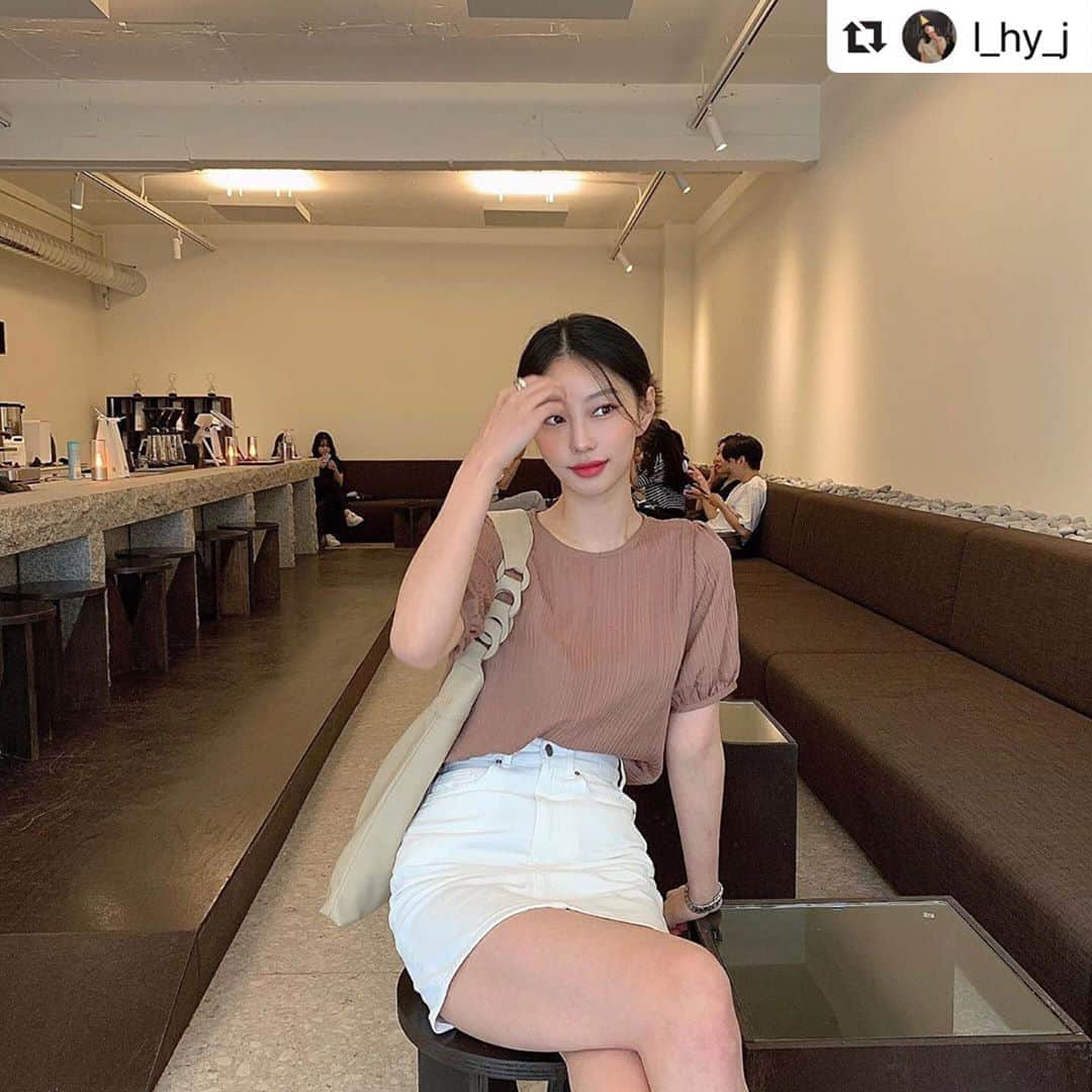 DAKS Koreaさんのインスタグラム写真 - (DAKS KoreaInstagram)「#Repost @l_hy_j with @make_repost ・・・ 톤온톤 코디를 완성시키기 좋은 뉴트럴무드의 @dakskorea 호보백🤍 #닥스가방 #호보백 #디보백  . #DCBA0F996I1 . #닥스 #닥스코리아 #닥스악세서리 #닥스액세서리 #DAKS #DAKSACCESSORIES #Lfmall #닥스가방 #호보백 #숄더백 #디보백 #닥스디보백 #여성가방 #여자가방선물 #가방선물 #선물추천 #데일리룩 #ootd #accessories #daily #fashion #오오티디 #플렉스 #flex #직장인룩 #직장인가방」8月10日 15時14分 - dakskorea_accessories