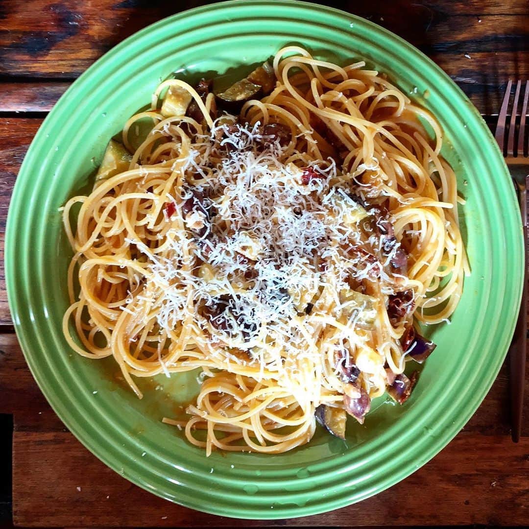 池内万作さんのインスタグラム写真 - (池内万作Instagram)「軽い作業のあとにお昼。 ナスとホタルイカのスパゲティ、トマトソース仕立て。 超うまい。 いつもあざーす！ 午後は台本読んだりしようかな。 #イケウチ家の食卓 #みちょ食堂」8月10日 15時16分 - mandeshita