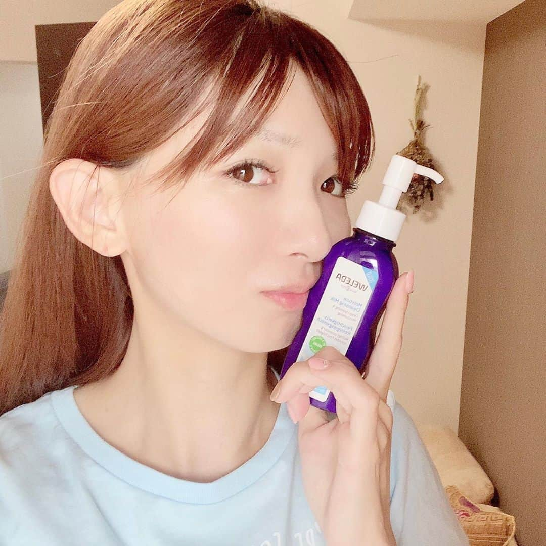 中谷あすみさんのインスタグラム写真 - (中谷あすみInstagram)「WELEDAのモイスチャークレンジングミルク。 WELEDAは入浴剤などちょこちょこ使っていてお気に入りなんですがクレンジングは今回初めて使いました🙌 W洗顔不要でうるおいを守りながらしっとりクレンジングできるタイプです。 潤いはまもってくれるのにメイクはしっかり落ちました！ フローラルシトラスの香りも良い感じ🍋  #ヴェレダ#WELEDA#クレンジングミルク#スキンケアマニア#洗顔#オーガニック#スキンケア#クレンジング」8月10日 15時17分 - asumi_naa