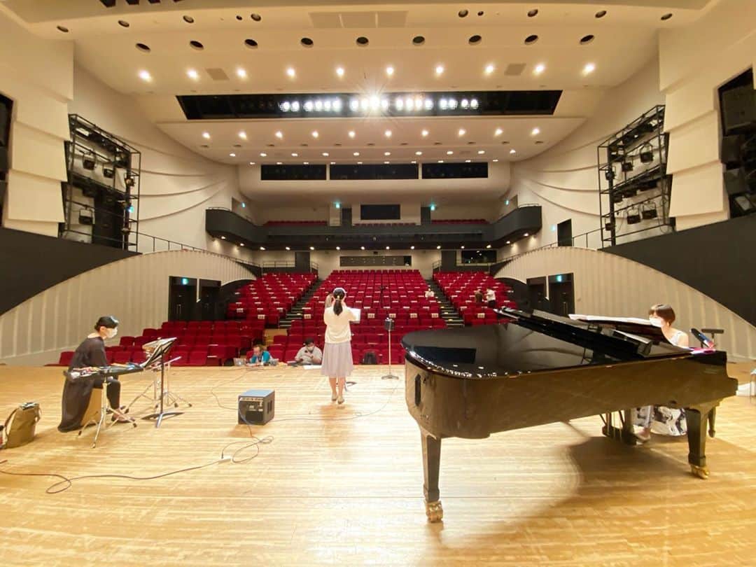 のインスタグラム：「若林愛クラス音楽発表会🎹 今年は思い切って大ホールでの開催でソーシャルディスタンス！開催出来て本当に良かった🥺✨ ピアノ高橋里沙ちゃん、パーカッション鶴田純ちゃん、毎年素晴らしいサポートをありがとう😭✨ . #クラリネット #clarinet #オカリナ #ocarina #EWI #大ホール #サルビアホール #発表会 #音楽会 #ピアノ #パーカッション #ソーシャルディスタンス」