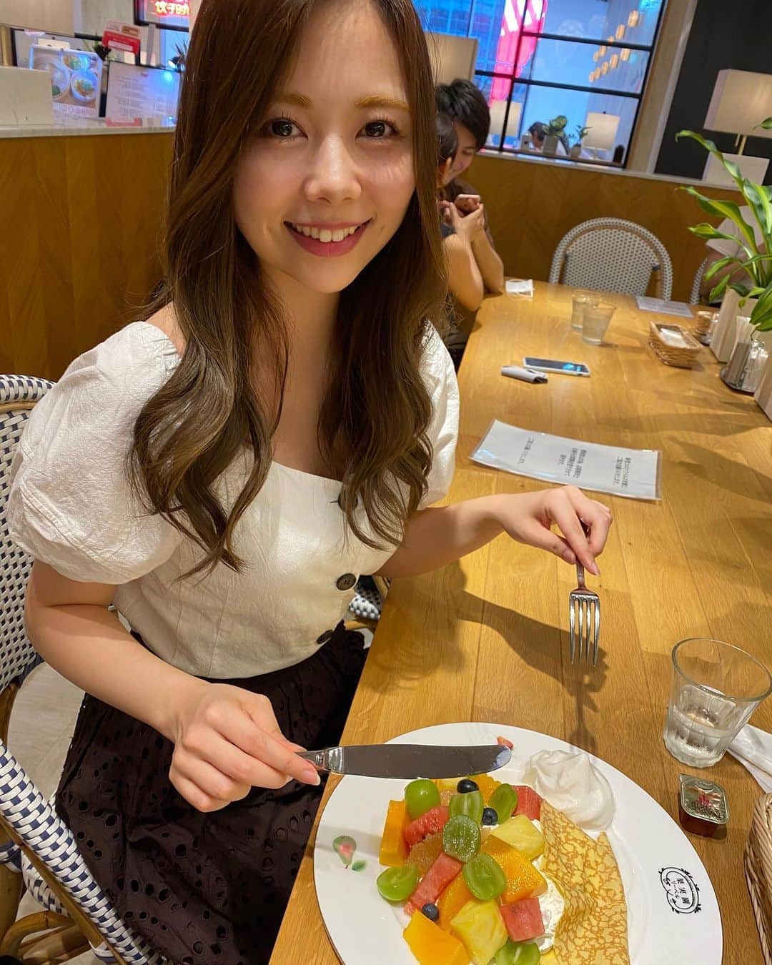西村季里子のインスタグラム：「・ フルーツ大好き毎日食べたい🍓  今年の夏も当たり前に 地元のさくらんぼ🍒もも🍑すいか🍉 とうもろこし🌽(フルーツだと思ってる)を たくさん食べられると思ってたけど、 帰れないし不作だしこんなこともあるのね😢  とりあえずiPhone11pro画質最高🤟🏻  #果実園リーベル #フルーツ #🍒#🍑#🍉#🌽#大好き #クレープ#半分こしたもん #iPhone11pro#画質いいな」