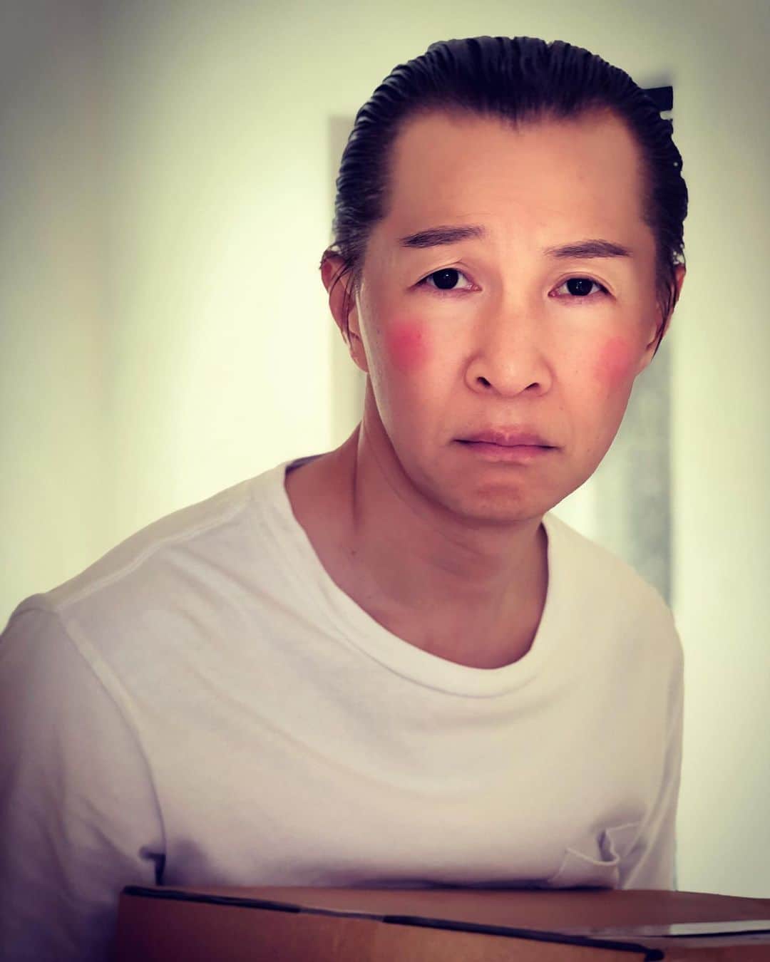 アキ（荒木良明）さんのインスタグラム写真 - (アキ（荒木良明）Instagram)「宅急便を受け取った。 スパッツおっさんの撮影おわり メイク落とすの忘れてた。 ごめんなさい。 びっくりした？ 僕もびっくりした。  #宅急便 #スパッツおっさん #吉本自宅劇場」8月10日 15時33分 - mizutamareppuaki