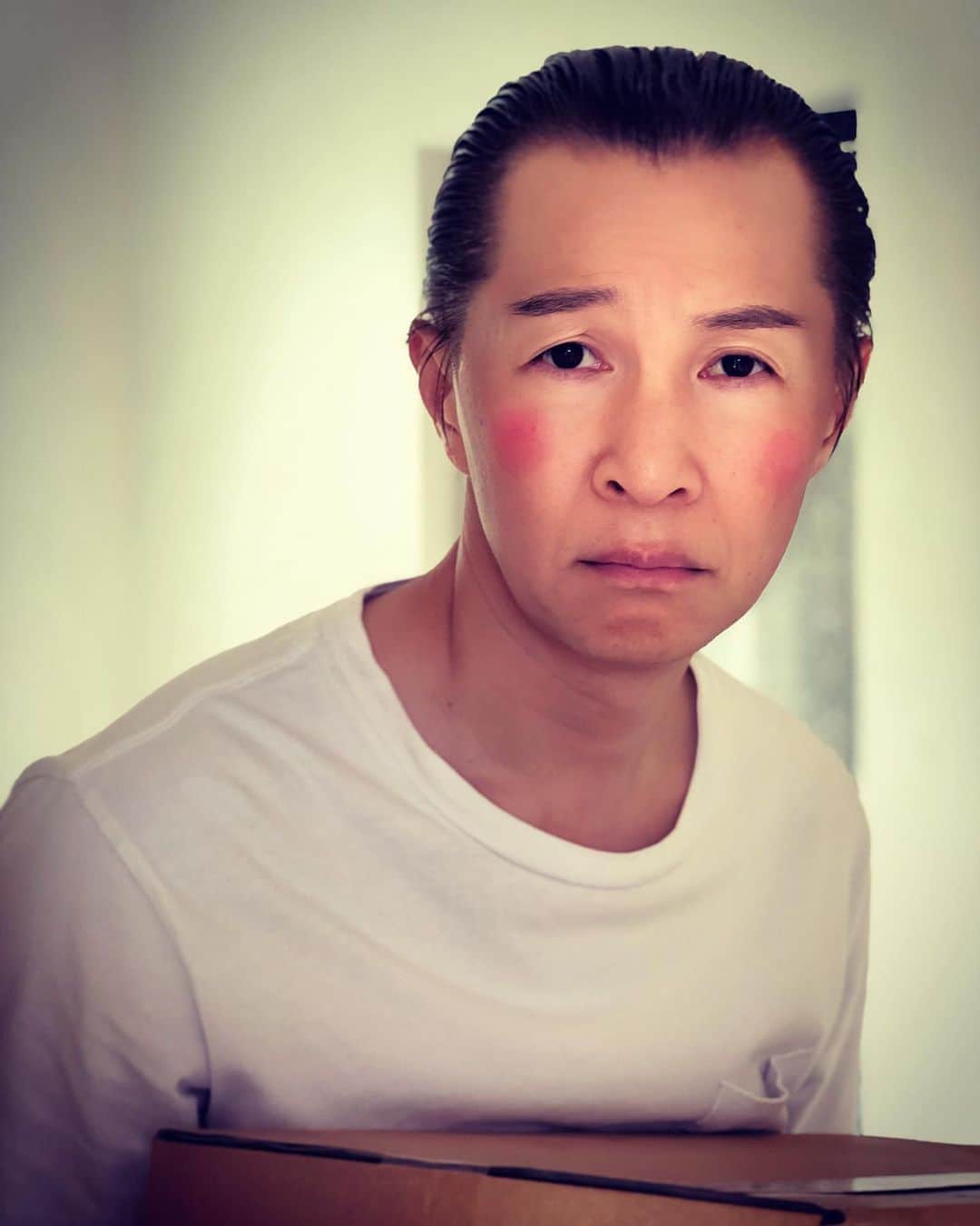 アキ（荒木良明）のインスタグラム：「宅急便を受け取った。 スパッツおっさんの撮影おわり メイク落とすの忘れてた。 ごめんなさい。 びっくりした？ 僕もびっくりした。  #宅急便 #スパッツおっさん #吉本自宅劇場」