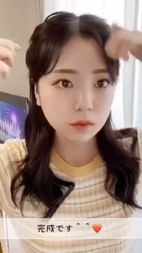 東京ベルエポック美容専門学校のインスタグラム：「東ベル生がこの夏オススメのヘアアレンジをご紹介‼︎💡  ほどよいツヤ感でおしゃれさを演出‼︎ 解説付きでポイントも分かりやすくお伝えしてるので誰でも誰でも真似することができます✔️  ぜひ真似をして可愛く夏を過ごしてくださいね！☺️  #ベルガール #ベルスタグラム #東京校 #ベルエポック #在校生 #ヘアアレンジ #セルフヘアアレンジ #美容学生の日常 #簡単ヘアアレンジ」