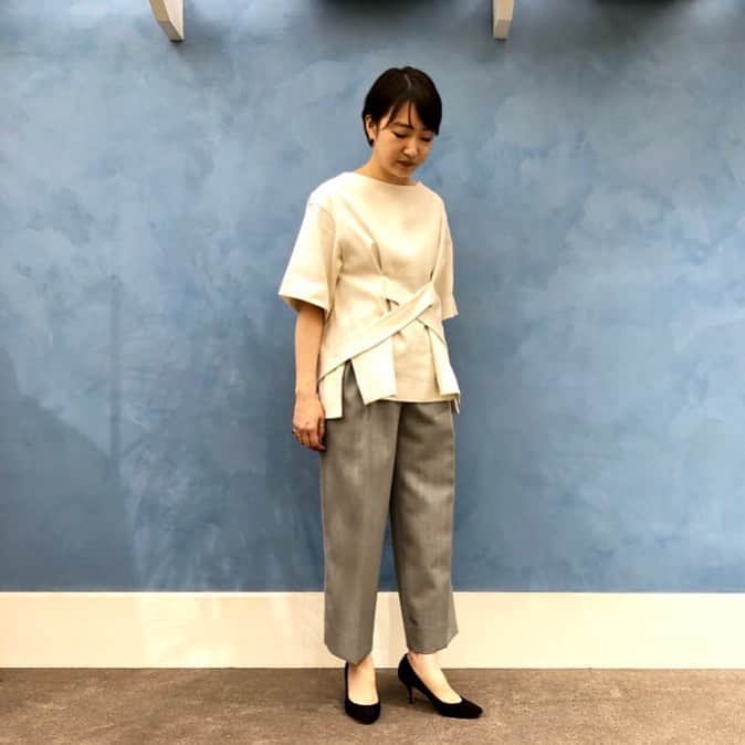 のインスタグラム：「. 遊び心のあるトップスには、きれいめなパンツやヒール👠で大人なコーディネートに✨ . #cinoh #demiluxebeams #beams #20aw」
