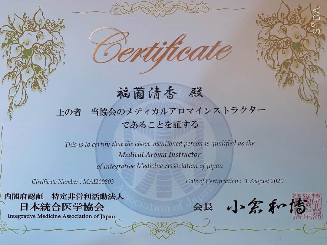 のインスタグラム：「メディカルアロマインストラクター無事試験に合格することができました😭  医療に関する勉強も多く…試験勉強がそれはそれは大変でした😭（正直無理かと思った）  クラスの中でどんどん活かせるように頑張りたいと思います♡  うれしい😭  #アロマ #メディカルアロマ #メディカルアロマインストラクター #yoga #yogainstructor #aromatherapy」