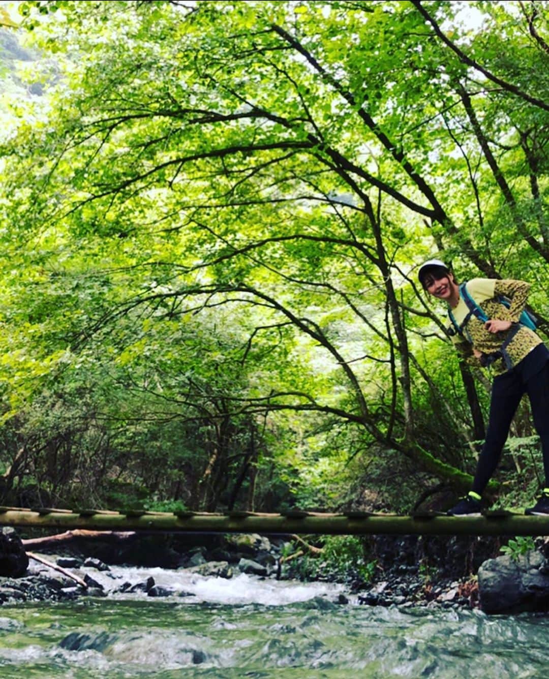 のインスタグラム：「⠀ ⠀ 山の日😊⠀ 早くまたいきたいな〜🏔🏔✨ ⠀ ⠀ #山の日 #登山 #トレッキング #ハイキング #丹沢 #美しい #水 #森 #自然 #mountain #enjoy #trekking #愛用 #シューズ #mizuno #wear #天然 の #アイシング #笑 #最高 #🏔 #太陽  #下山中 #たまにふりむくと #ご褒美 #景色 #立石純子 #はだのブランドアンバサダー #アウトドア #outdoor」
