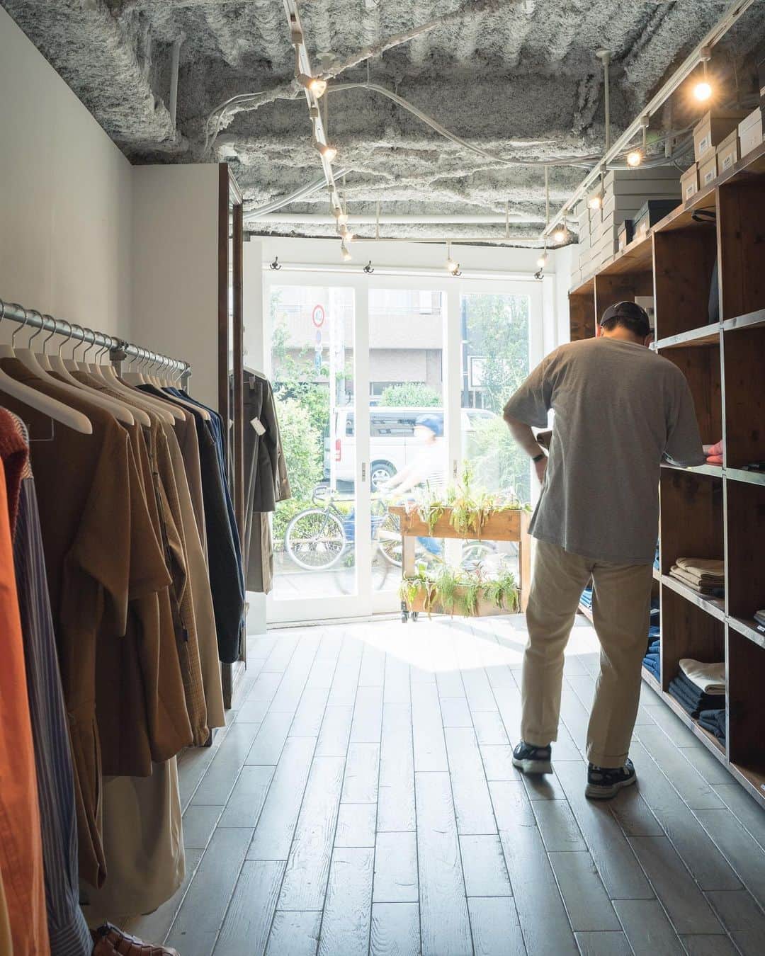 yukiのインスタグラム：「涼しげな店内、小休止。」