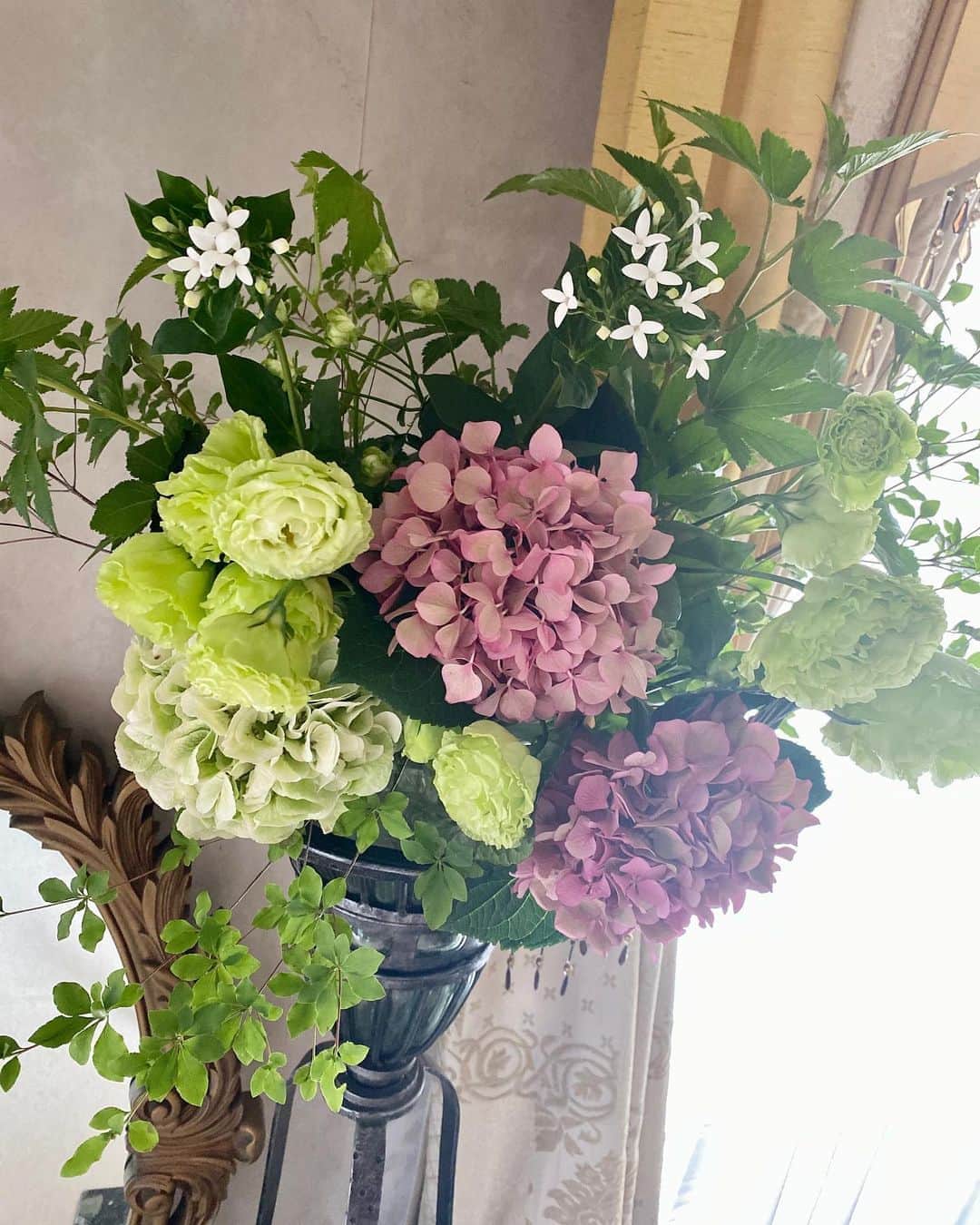 紫吹淳さんのインスタグラム写真 - (紫吹淳Instagram)「お花を生けかえました。 一輪…落ちちゃった…」8月10日 15時50分 - jun_shibuki_official