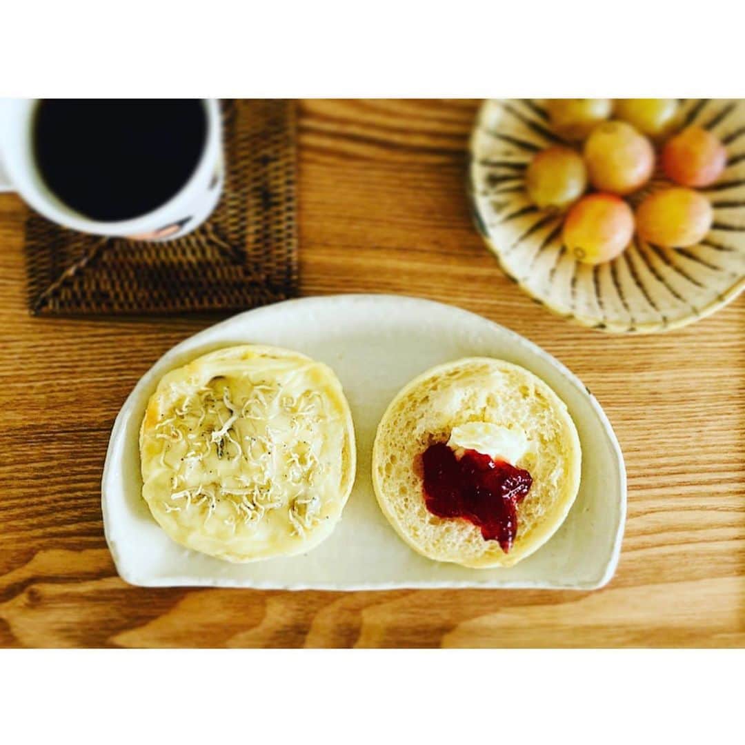 のインスタグラム：「☕️ 【今日のブランチ】 クリーム＆ストロベリー チーズ&しらす ぶどう コーヒー . 先日、中沢のクロテッドクリームを発見！ 思わず買ってしまいました😊 . スコーンはなかったから、 イングリッシュマフィンで なんちゃってクリームティー。 いや、クリームコーヒー☕️ . #ブランチ　#おうちごはん  #おうちカフェ #コーヒーのある暮らし  #日々の暮らし #丁寧な暮らし #器　#パン好き　#和食器 #朝ごパン　#のんびり #coffeelover #breadlover #homecafe」