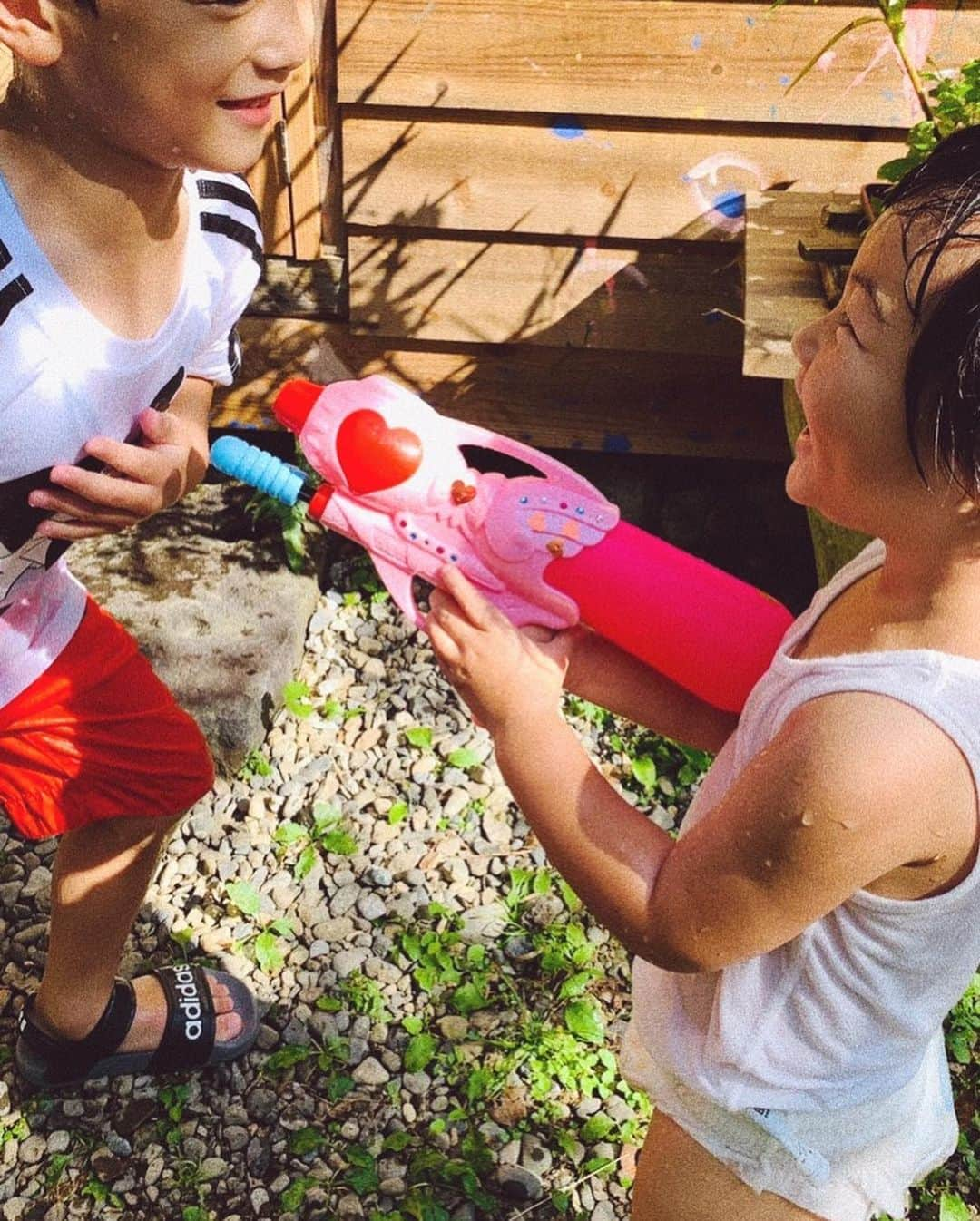 スザンヌさんのインスタグラム写真 - (スザンヌInstagram)「夏休み🌻🏞🌽👒🌈🍑﻿ ﻿ 息子とわたしの目線の先には﻿ 我が家のアイドル👶かわぁ﻿ ﻿ @gowasuchiyan ﻿ ﻿ 最近ママ（妹）がいなくても息子とわたしとでお泊りできるようになって﻿ さらに愛しさ増し増し❤️﻿」8月10日 16時03分 - suzanneeee1028