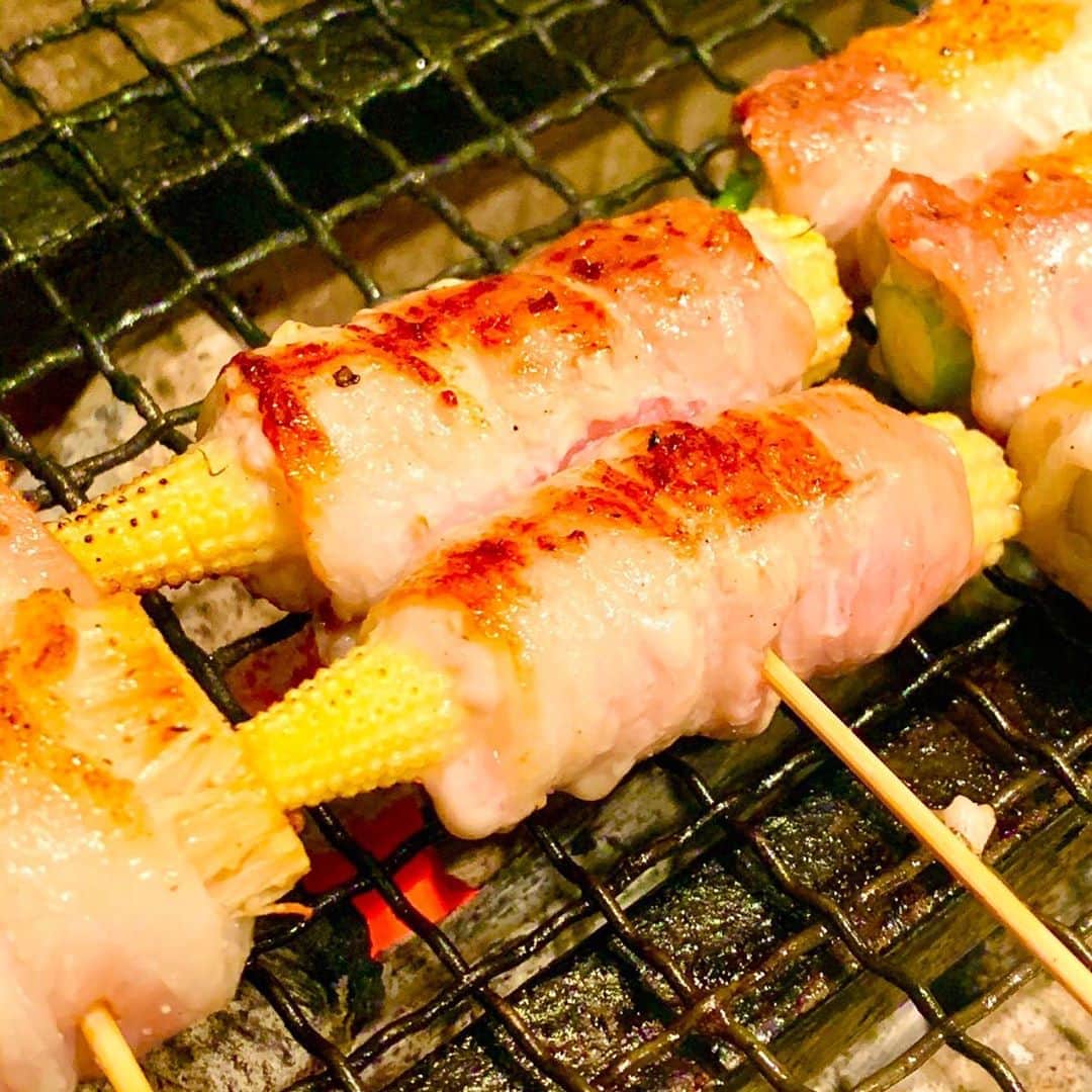 LDH kitchenさんのインスタグラム写真 - (LDH kitchenInstagram)「. 本日は大人気💯 肉巻き串の中からヤングコーン🌽をご紹介‼︎ . サクッとした食感と独特の甘みが魅力🥺✨ 炭火でじっくり焼き上げてるので 甘みと旨味がぎゅっっっと詰まってますよ🤝♥︎ . 本日もご来店お待ちしております🏮 ------------------------------------- 居酒屋 三盃 📞03-6451-2330 目黒区上目黒3-6-5 中目ビル1階 営業時間 ■店内飲食 17:00〜22:00(L.O21:00) ■テイクアウト、デリバリー 11:00〜22:00(L.O21:00) ------------------------------------- #LDHkitchen #中目黒 #居酒屋三盃 #三盃 #中目黒高架下 #居酒屋 #中目黒居酒屋 #ヤングコーン #肉巻き串 #野菜串 #肉巻き」8月10日 15時58分 - ldhkitchen_official