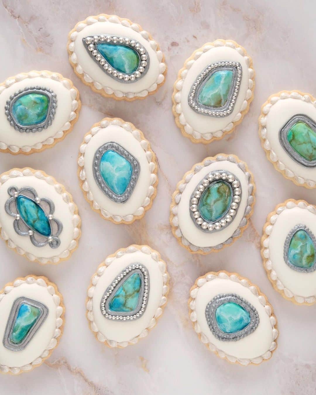 KUNIKAのインスタグラム：「Turquoise bijou cookies 💎﻿ ﻿ 少しずつ実験を繰り返して、やっといい感じにできたターコイズクッキー﻿ まだまだ改良の余地ありなので、いろんな鉱石を作りながら極めていきたいな🦋﻿ ﻿ #artofkunika」