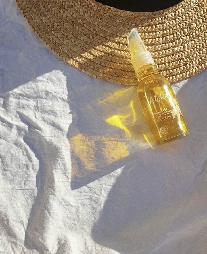 Melvita Officialのインスタグラム：「Astuces de l’été pour mon plus beau bronzage…🌻  Je fais le plein de caroténoïdes et vitamines (carottes, melon, pêche…) sans oublier de boire très régulièrement tout au long de la journée. 💧  On protège sa peau en s'exposant progressivement et toujours avec une crème solaire (que l’on oublie pas de renouveler !)  Notre petit + : associer votre crème hydratante à de l’huile de carotte bio pour un teint hâlé et un effet bonne mine assuré ! 🥕  Merci à @leptitmondedesolene pour cette jolie photo !  #Melvita #melvitaofficial #naturel #été #summer #vacances #soleil #plage #chaleur #mapeau #bronzage #huile #carotte」