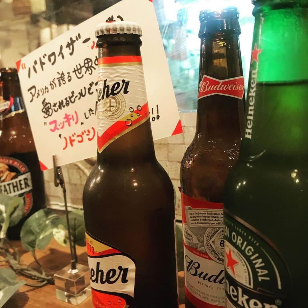 カーネヴォー 茶屋町店のインスタグラム：「今日も暑いですね〜 ビール主役の時期がやってきました^ ^ 世界各地のクラフトビール揃えてお待ちしております😎  #イタリアンバル #肉 #肉バル #肉スタグラム #ローストビーフ #やっぱり肉が好き #チーズ #肉とチーズ #大阪グルメ #大阪ディナー #osaka #osakafood 梅田グルメ #梅田ディナー #梅田居酒屋 #梅田イタリアン #梅田飲み #umeda #茶屋町 #茶屋町グルメ #茶屋町ディナー #世界のビール #アリゴチーズ #コロナに負けるな  #全力笑顔」