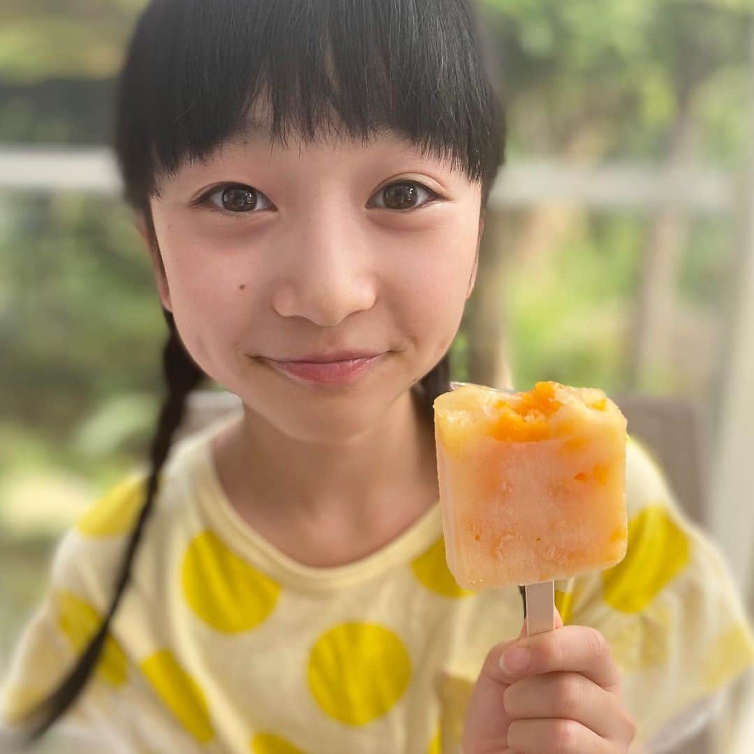 横溝菜帆さんのインスタグラム写真 - (横溝菜帆Instagram)「毎日暑いですね🥵 おいしいアイスクリームもいいけど、私はやっぱりガツンとみかんが好きです！🍊 皆さんも、好きなアイスはありますか？ ・ #ガツンとみかん #アイス」8月10日 16時05分 - y_naho_te