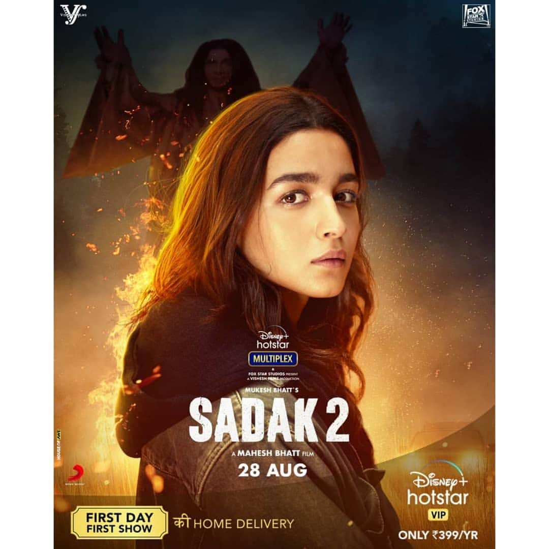 アリア・バットのインスタグラム：「“असली हिम्मत वो होती है जो डर के बावजूद भी जुटानी पड़ती है”  “Asli himmat woh hoti hai, jo darr ke bawajood bhi, jutaani padti hain”  #Sadak2 Trailer out tomorrow. Stay tuned!   @adityaroykapur @duttsanjay @poojab1972 @maheshfilm #MukeshBhatt @visheshfilms @disneyplushotstarvip」
