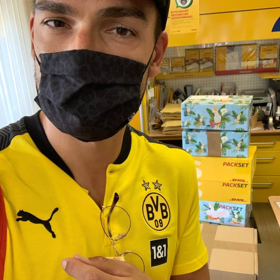 マッツ・フメルスのインスタグラム：「Ich habe doch noch den richtigen Weg zur Post gefunden und die 🎁 🎁 auf den Weg gebracht bevor wir gleich ins Trainingslager aufbrechen.」
